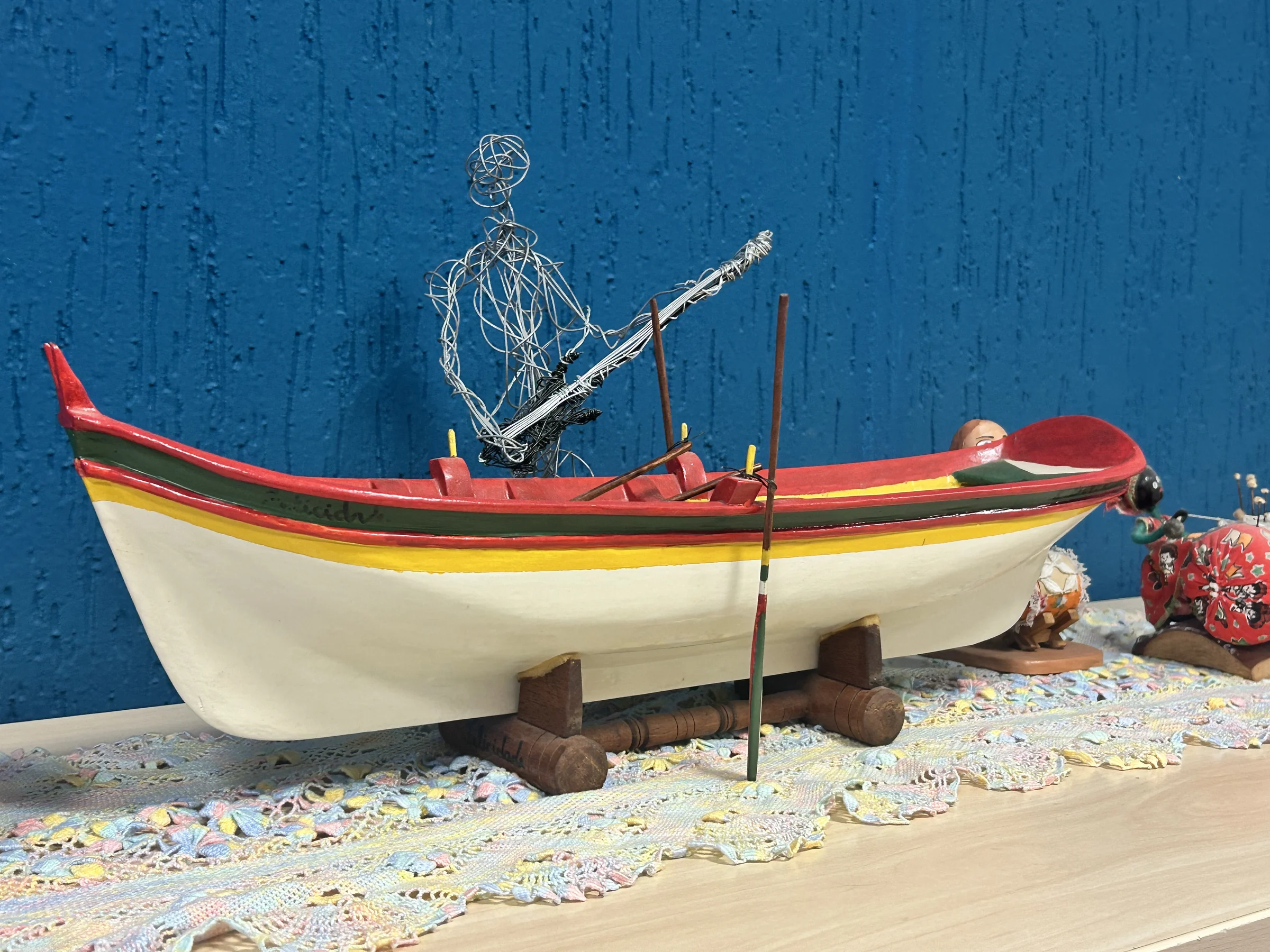 Barco de pesca no gabinete do vereador Dinho