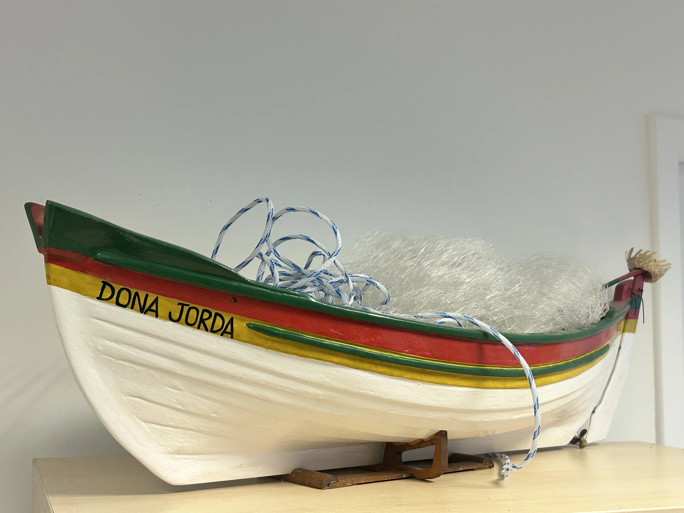 Canoa de pesca no gabinete do vereador Dinho