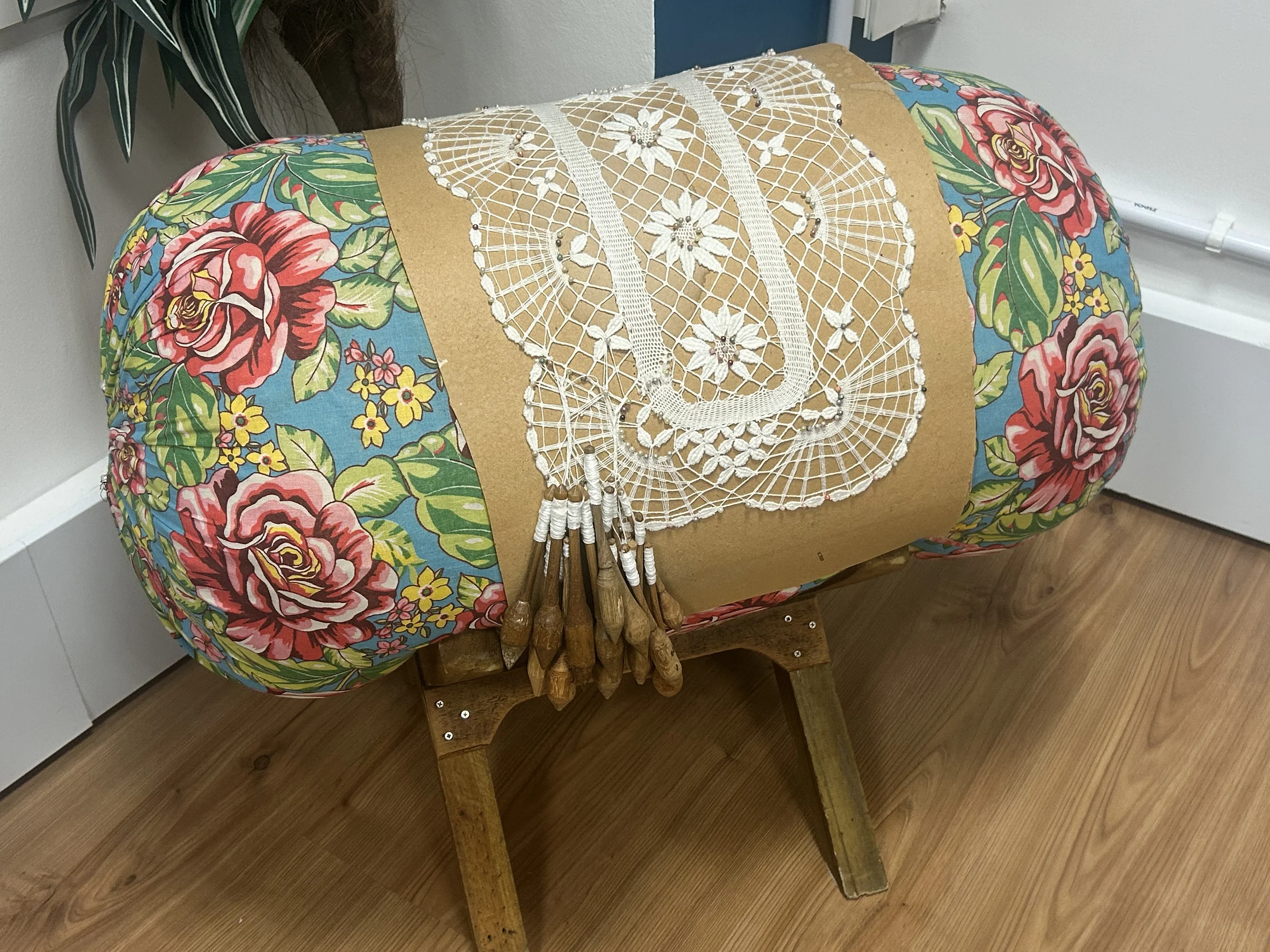 Detalhe de renda de bilro no gabinete do vereador Dinho